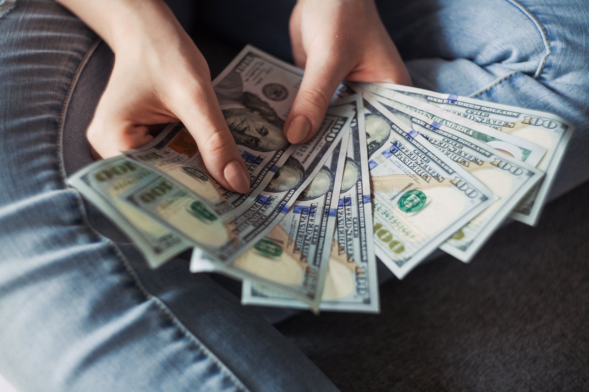 You are currently viewing 4 Things People Do Who Are Smart With Money