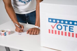 Read more about the article Leading Economics Expert Weighs in 2024 Election