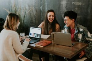 Read more about the article How AlmaHolística Bridges the Gap Between Training and Real-World Practice