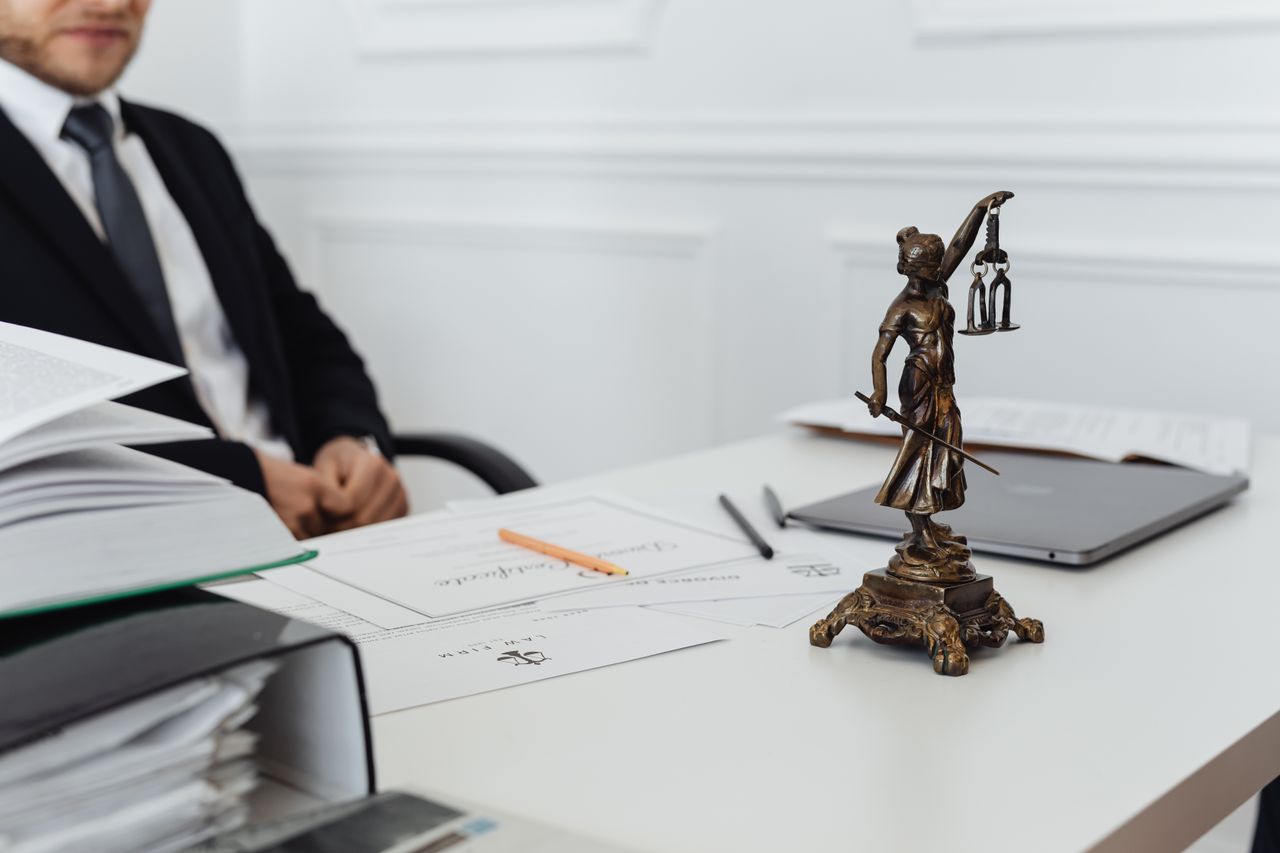 You are currently viewing Litigation Risk Management: When Should a Business Settle — and When Should It Fight?